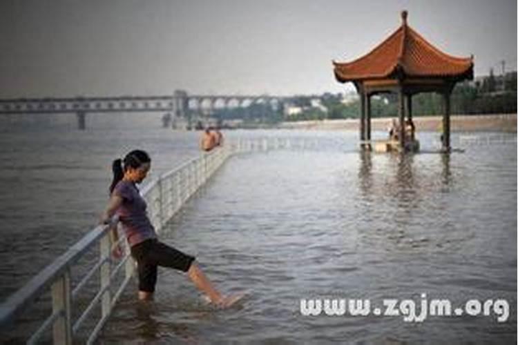 梦见大海涨水是什么征兆女性怀孕