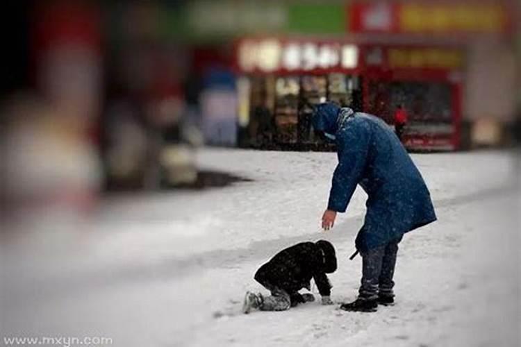 梦见老人摔一跤