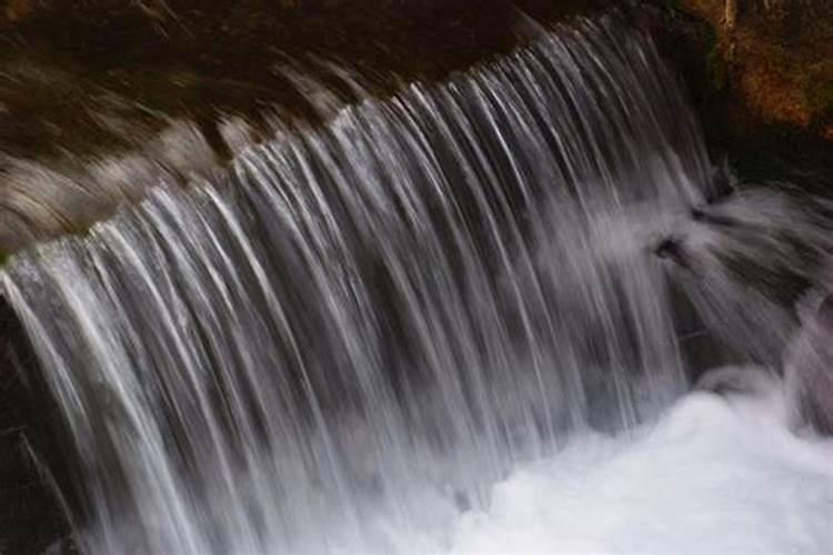 梦到水渠里的水在流动是什么意思