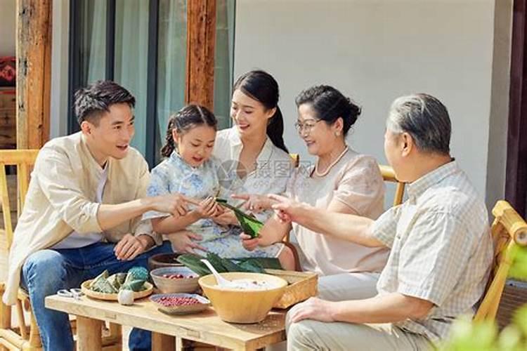 梦见很多亲人聚在一起吃饭喝酒