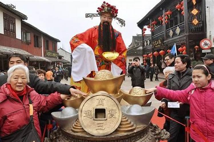 迷你财神广场怎样祭拜财神