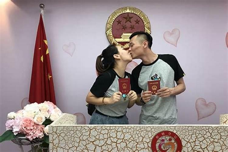 梦见和一个女的很亲密但不是老婆