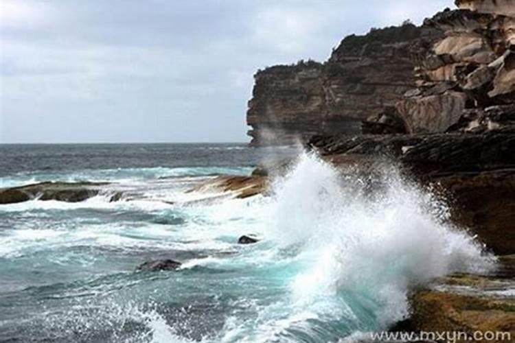 梦见海水涨潮往上跑成功逃生