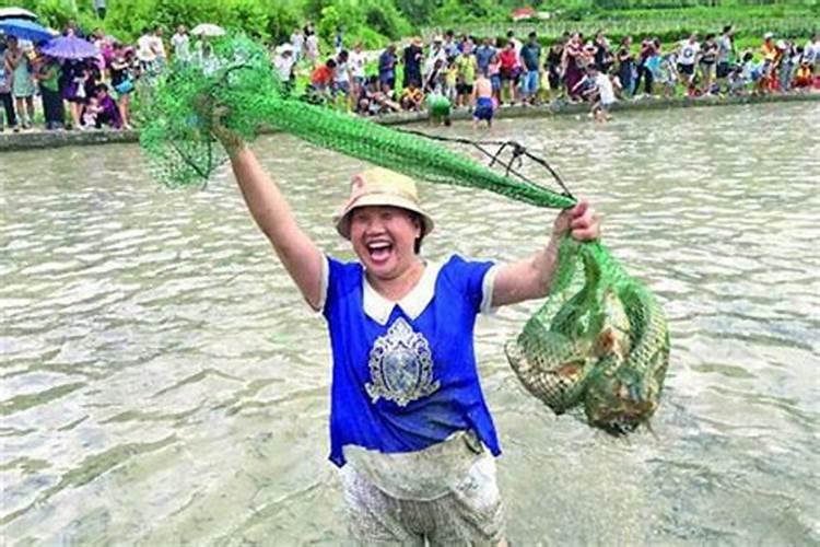 梦见涨水接鱼好不好