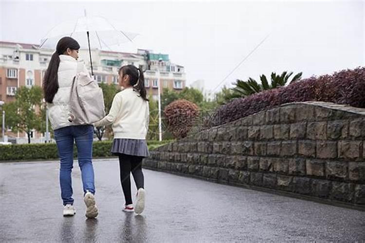 梦见放假回家下雨了什么意思