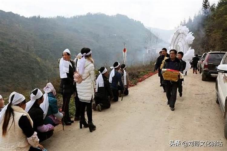 梦见很多人抬棺材出殡走山路