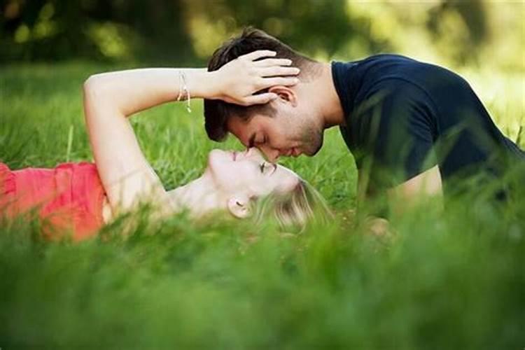 梦见和女人拥抱接吻是什么预兆