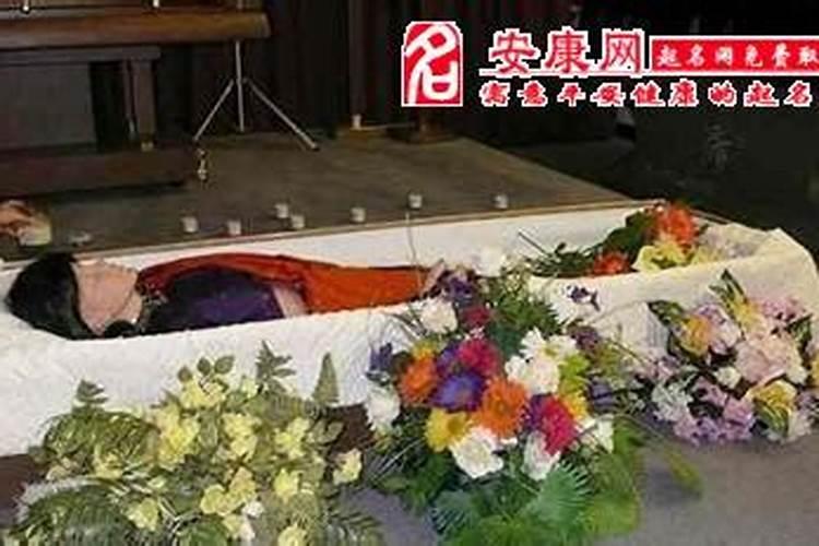 梦见邻居家死人棺材放到我到我家里