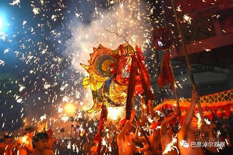 男子元宵节祭祖