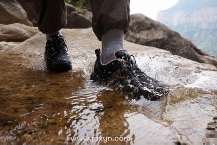 梦见爬山涉水什么预兆解梦女人