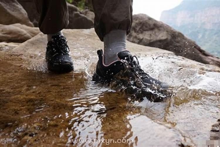 梦见爬山有水很陡峭什么意思