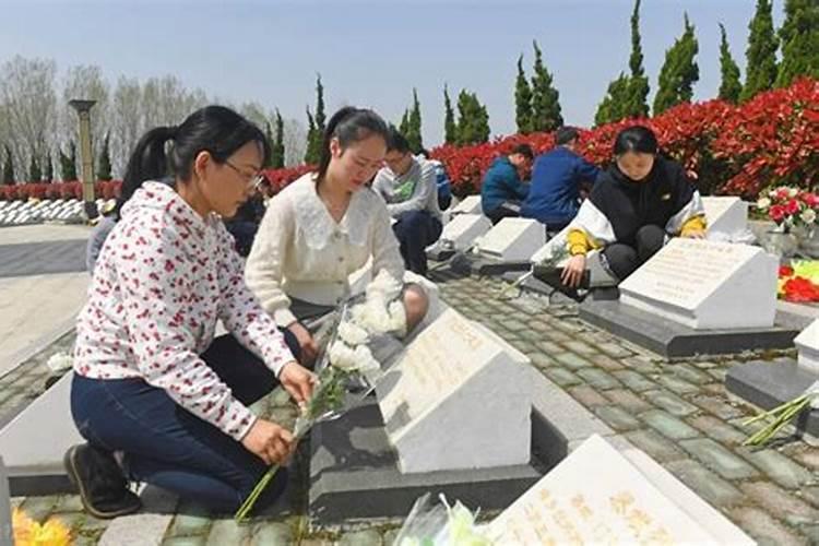 有人认为在清明节人们祭祀祖先时烧纸钱既合