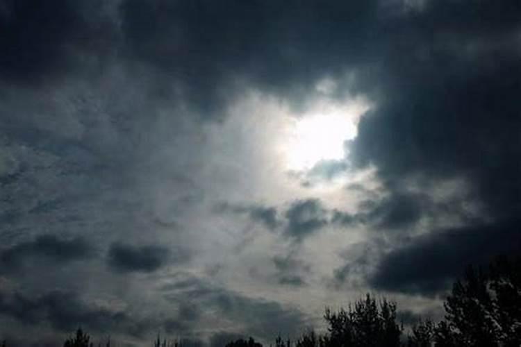 梦见天空黑云翻滚电闪雷鸣下大雨了