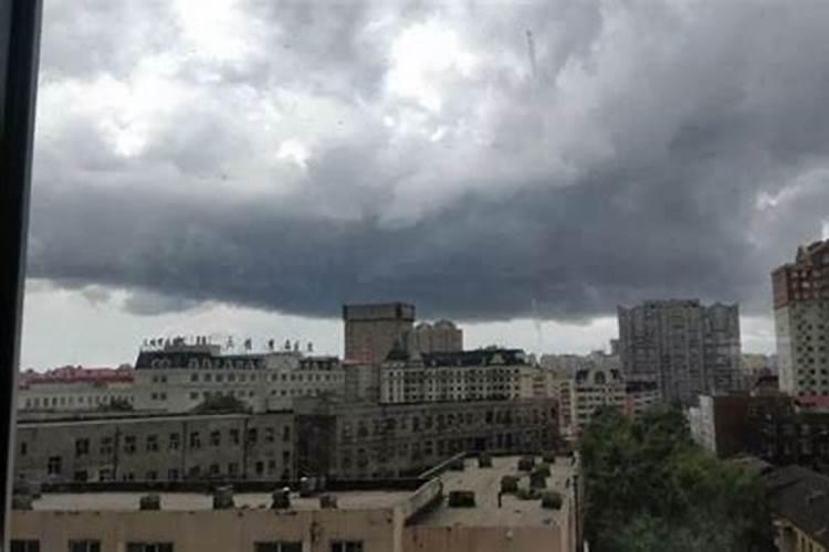 梦见天空黑云翻滚而来打雷地下有人生小孩