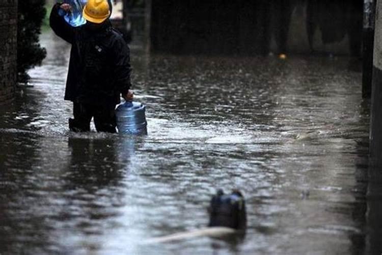 梦见洪水涨到自家门像末日