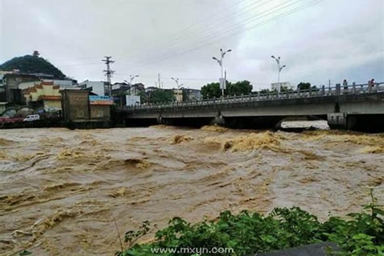 梦见河里涨大水淹没了道路