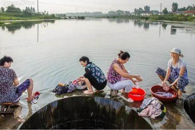 梦见好多人洗衣服水有点脏