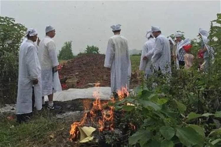 梦见下雨死人去埋什么意思