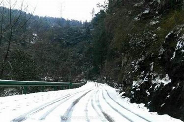 梦到路上有雪路难走