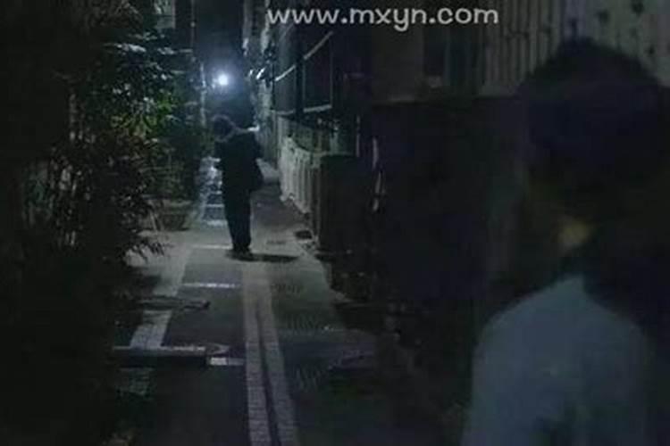 梦见路上有人跟踪