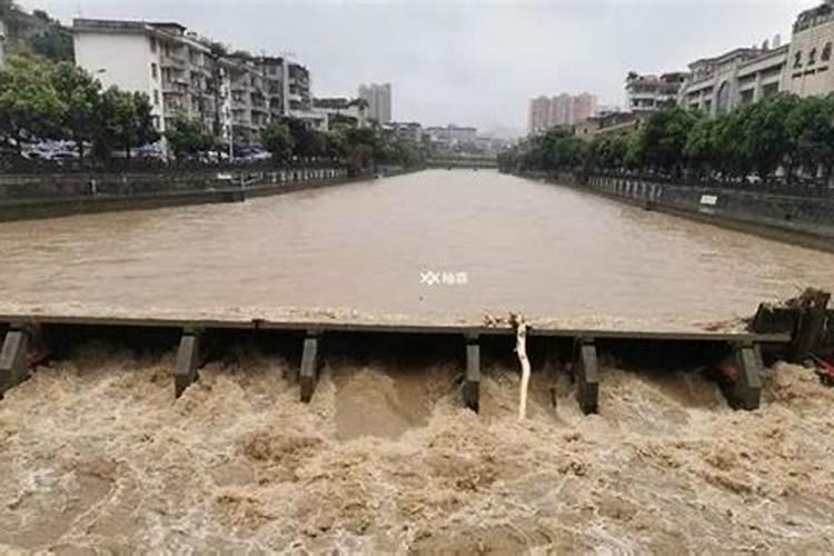 梦见大雨,河水上涨