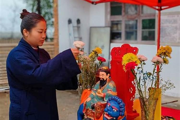 梦见跟一群陌生人玩乐的人