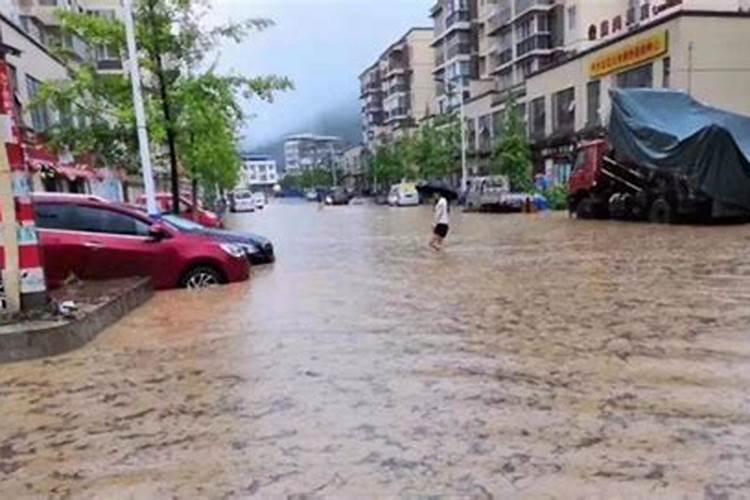 梦见洪水淹路车子被淹下大暴雨