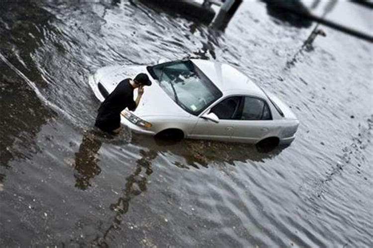 梦见海水涨潮淹没了汽车