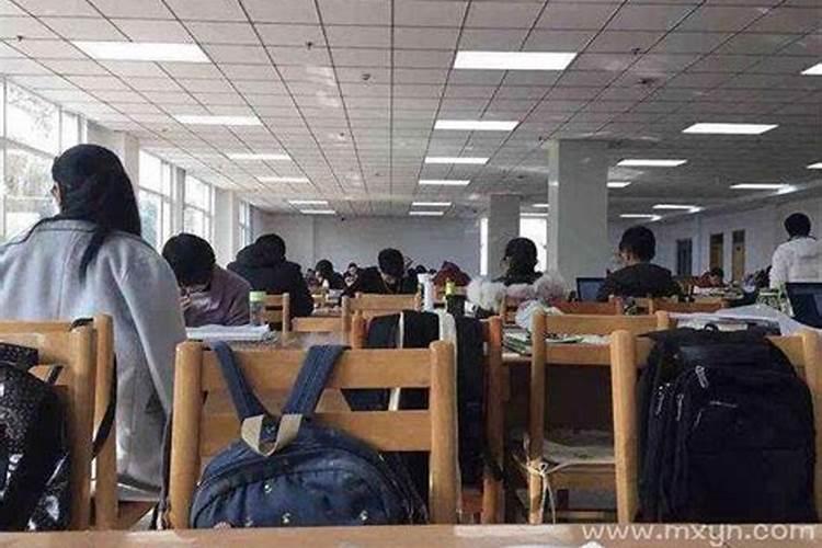 梦见去学校上课抢不到座位什么意思