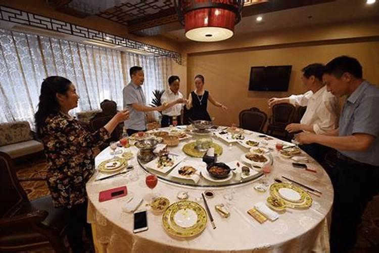 梦到和老板一起吃饭喝酒