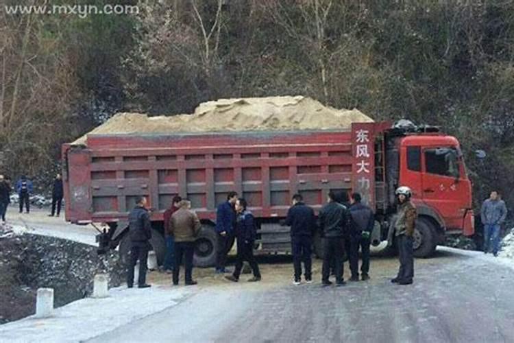 梦见路上别人出车祸了