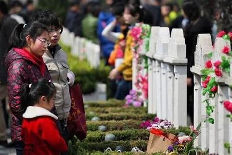 梦见都是坟头且有人祭拜