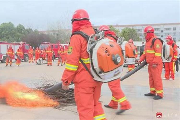 梦见用水把火扑灭了