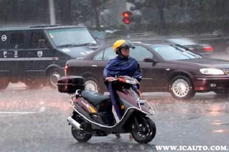 梦见骑电动车下雨挨浇