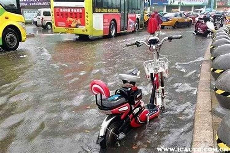 梦见下雨淋了电动车