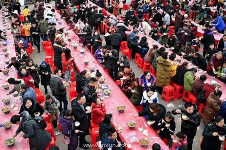 梦到好多陌生人一起吃饭