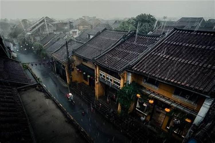 梦到下雨房屋漏雨,屋内一片狼藉