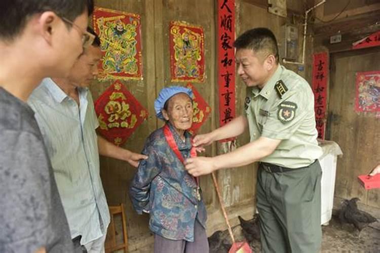 梦见女人在自己床上躺着是兰色的眼睛