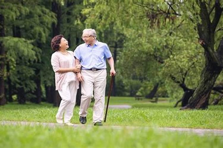 梦见别家的老人死在自己家里