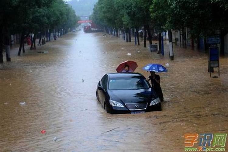 梦见路被水淹了趟水走路是什么意思