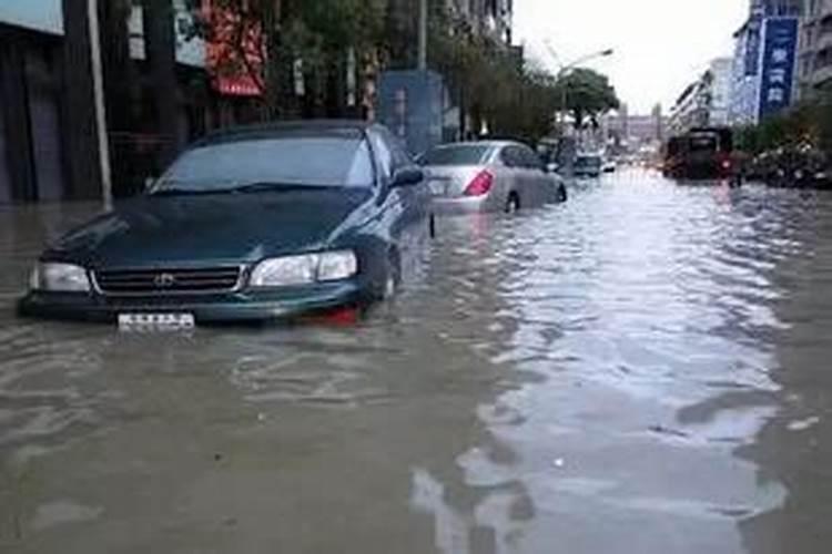 梦见下雨房子漏了好多水好不好