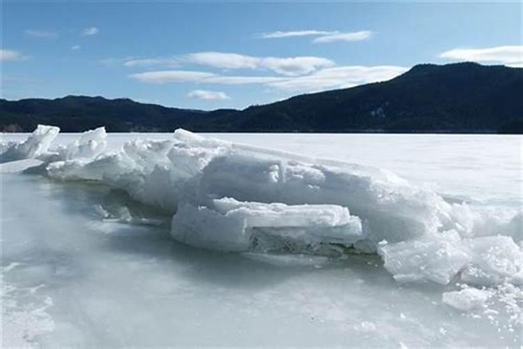 梦见大海结冰自己在冰上走路什么意思