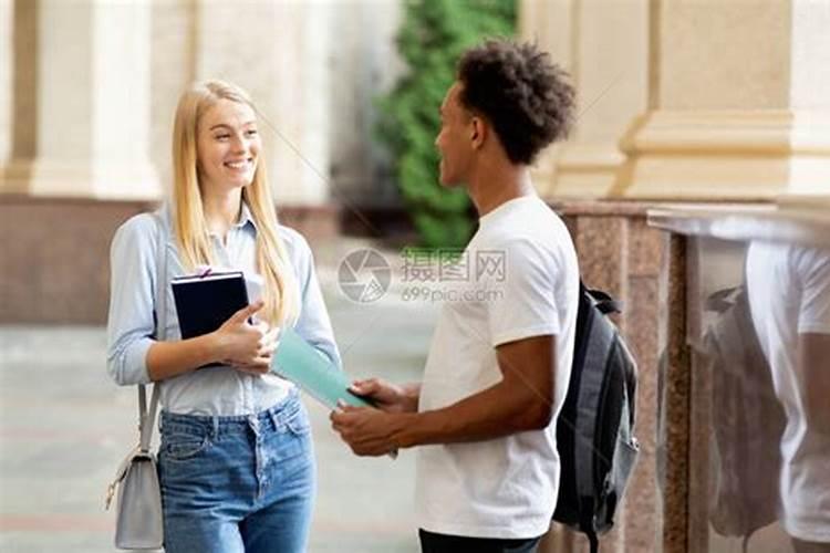 梦见和同学在大学校园吃饭