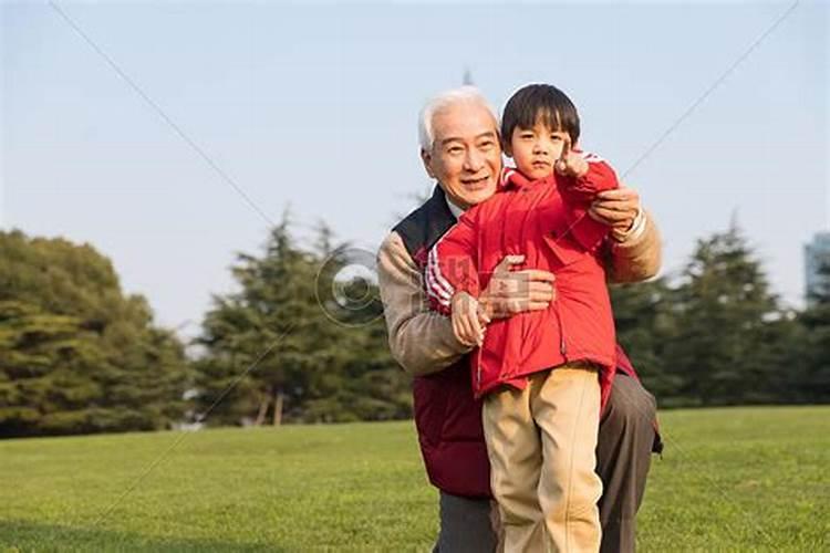 梦见死去的爷爷抱自己