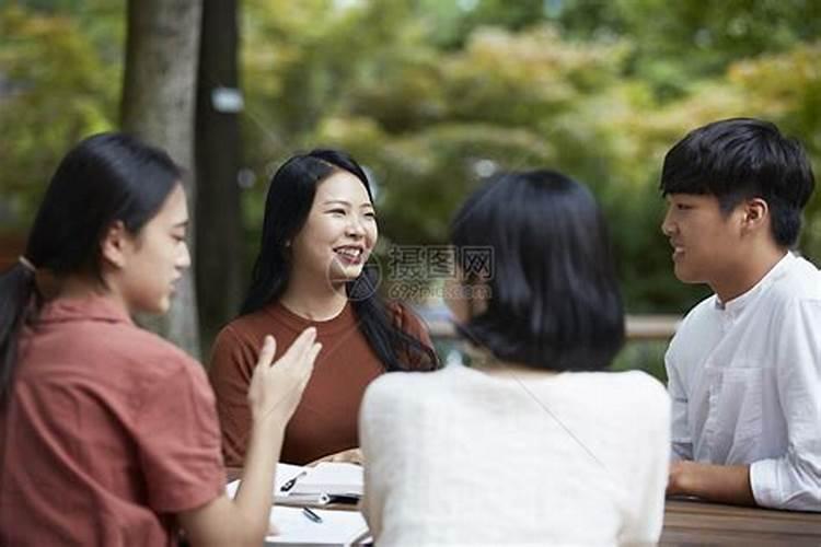 梦见大学同学聚在一起吃饭