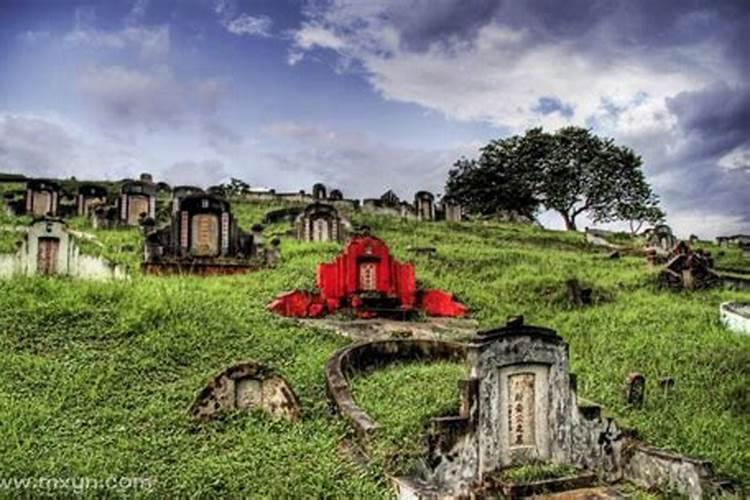 梦见墓地好多人在埋死人的东西啥意思