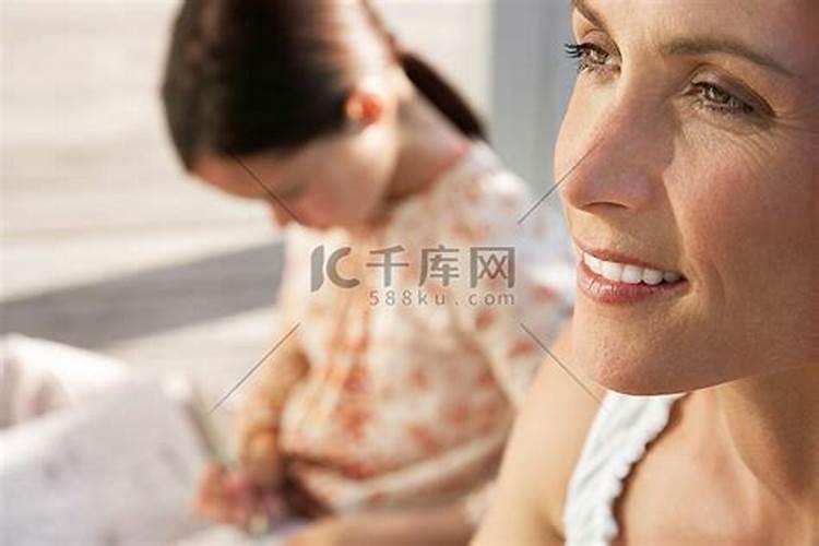 梦见女人紧挨着我