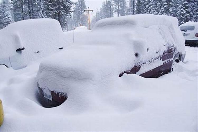 梦见大雪盖住轿车了