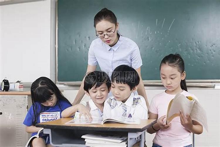 梦见回到初中上学好多学生在一起