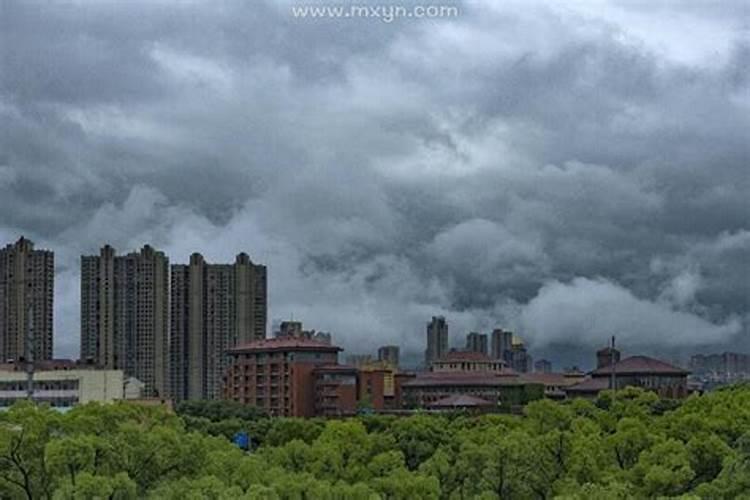 梦到乌云密布下雨了